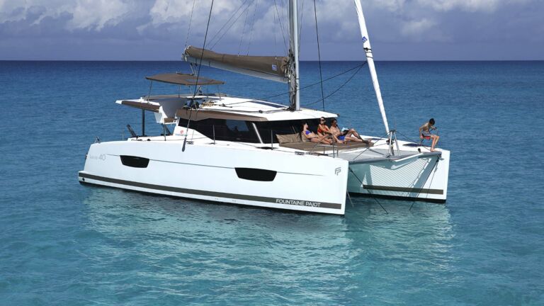 Bug Backbord Aussenaufnahme eines Lucia 40 Katamarans von Fountaine Pajot