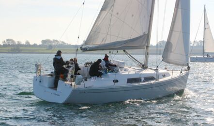 Heck Steuerbord Aussenaufnahme der Hanse 370 "Minie" in Heiligenhafen