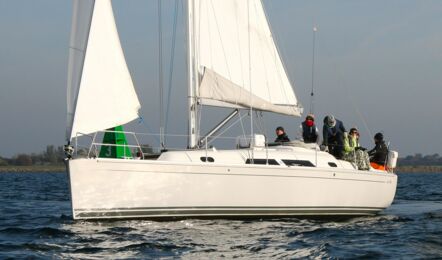 Bug Backbord Aussenaufnahme der Hanse 370 "Minie" in Heiligenhafen