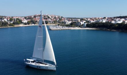 Steuerbord Aussenaufnahme der Hanse 588 "FitzRoy" in Pula in Kroatien