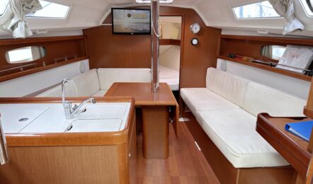 Salon Innenaufnahme der Oceanis 31 "Poldi" in Heiligenhafen