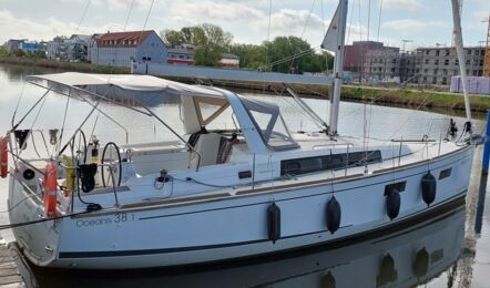 Steuerbord Aussenaufnahme der Oceanis 38.1 "Nature" in Greifswald