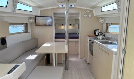 Salon Innenaufnahme der Oceanis 38.1 "Balosbay" in Heiligenhafen