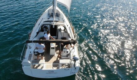 Heckaufnahme mit Sicht auf das Cockpit der Oceanis 38 Olli in Pula in Kroatien