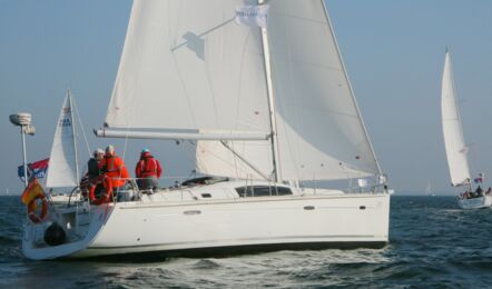 Heck Steuerbord Aussenaufnahme der Oceanis 43 "Andrea" in Heiligenhafen