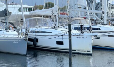 Steuerbord Bug Aussenaufnahme der Oceanis 46.1 "Bruno" in Heiligenhafen