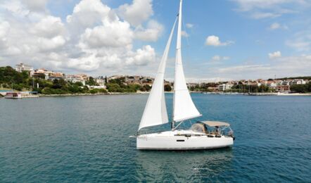 Steuerbord Aussenaufnahme der Sun Odyssey 349.2 "Marie" in Pula in Kroatien