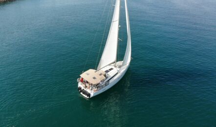 Steuerbord Luftaufnahme der Sun Odyssey 419 Mira in Pula in Kroatien