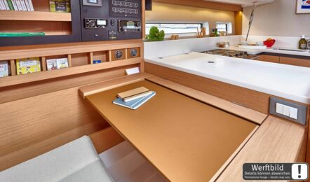 Kartentisch Innenaufnahme einer Sun Odyssey 440 in Heiligenhafen