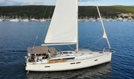 Steuerbord Aussenaufnahme der Sun Odyssey 479 "Perla" in Punat in Kroatien
