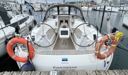 Heckansicht mit Steuerrädern und Cockpit der Bavaria cruiser 37 "Finnyocean" in Heiligenhafen