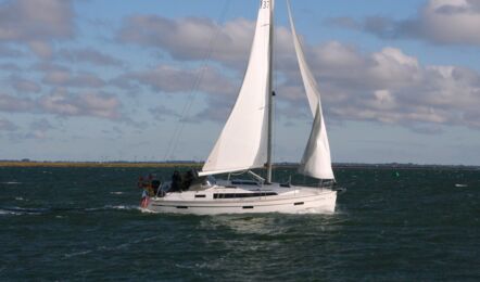 Steuerbord Aussenaufnahme der Bavaria cruiser 37 "Finnyocean" in Heiligenhafen