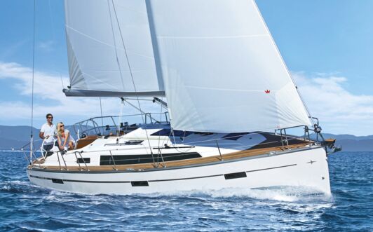 Steuerbord Aussenaufnahme einer Bavaria cruiser 37