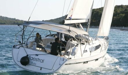 Steuerbord Heckaufnahme unter Segeln der Bavaria Cruiser 41 Maestral in Rogoznica in Kroatien