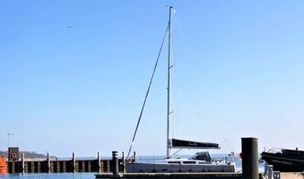 Backbord Aussenaufnahme der Hanse 348 Greyone mit Fendern in Heiligenhafen