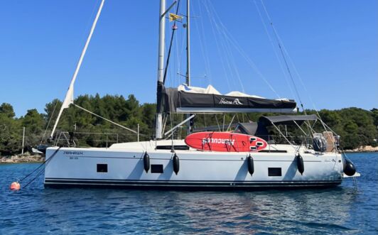 Backbord Aussenaufnahme der Hanse 418 "seahawk" in Punat in Kroatien