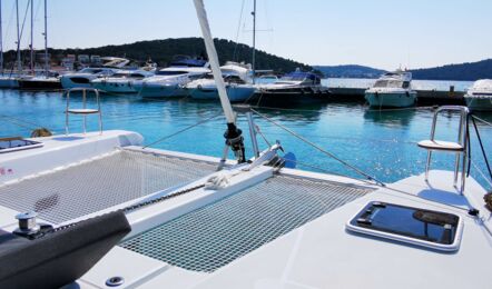 Vorschiff Aussenaufnahme des Katamarans Lagoon 40 "Vaiana" in Puant in Kroatien