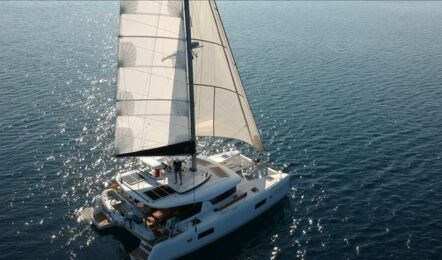 Steuerbord Deckaufnahme aus der Luft unter Segeln des Katamaran Lagoon 42.3 Titus in Rogoznica in Kroatien