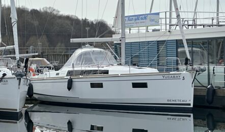 Steuerbord Bug Aussenaufnahmen der Oceanis 38.1 "Yucabay" in Flensburg