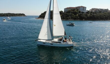 Backbord Aussenaufnahme unter Segeln der Oceanis 38 Olli in Pula in Kroatien