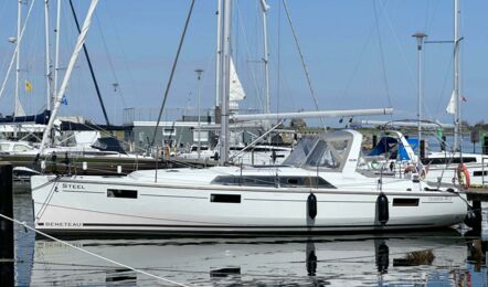 Backbord Aussenaufnahme der Oceanis 41.1 "Steel" in Heiligenhafen