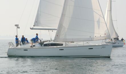 Steuerbord Aussenaufnahme der Oceanis 43 "Andrea" in Heiligenhafen