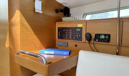 Kartentisch Aussenaufnahme der Sun Odyssey 389 "Lioba" in Heiligenhafen