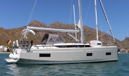 Steuerbord Aussenaufnahme der Bavaria C38 "Levante" in Palma auf Mallorca