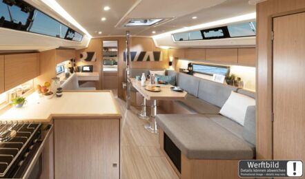 Salon Innenaufnahme einer Bavaria C42 in Heiligenhafen