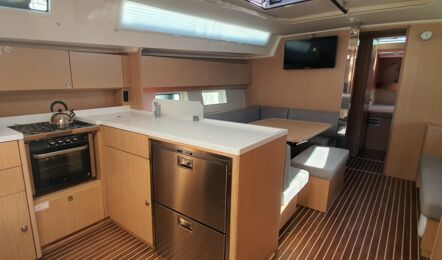 Salon Innenaufnahme der Bavaria C45 "Whisper" in Palma auf Mallorca