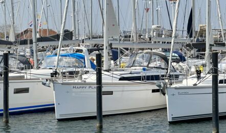 Backbord Aussenaufnahme der Bavaria cruiser 37 "Happy Place" in Heiligenhafen