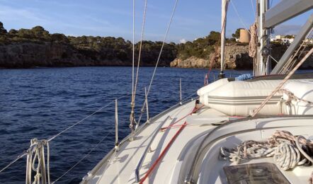 Deck Aussenaufnahme der Bavaria cruiser 45 "Eva" in Palma auf Mallorca