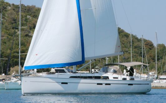 Backbord Aussenaufnahme einer Bavaria cruiser 46 in Rogoznica in Kroatien