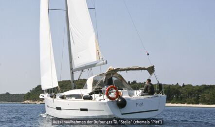 Heckaufnahme unter Segeln Backbordseitig der Dufour 412 GL Stella (ehemals Piet) in Pula in Kroatien