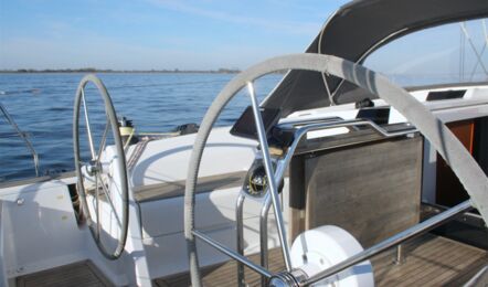 Cockpit mit Steuerrädern Aussenaufnahme der Hanse 415 "Escape" in Heiligenhafen