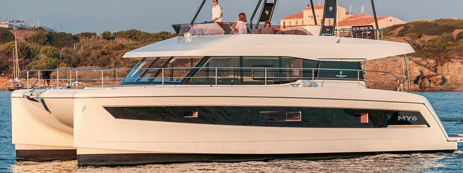 Backbord Aussenaufnahme einer Fountaine Pajot MY6 in Palma auf Mallorca