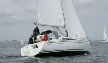 Heck Steuerbord Aussenaufnahme der Oceanis 31 "Poldi" in Heiligenhafen