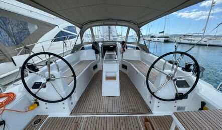 Cockpit Aussenaufnahme der Oceanis 37.1 "Felice" in Kroatien