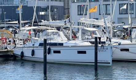 Steuerbord Bug Aussenaufnahme der Oceanis 38.1 "Neela" in Heiligenhafen