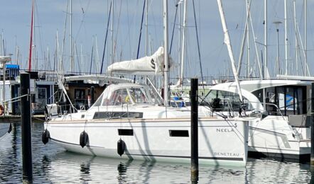 Steuerbord Bug Aussenaufnahme der Oceanis 38.1 "Neela" in Heiligenhafen