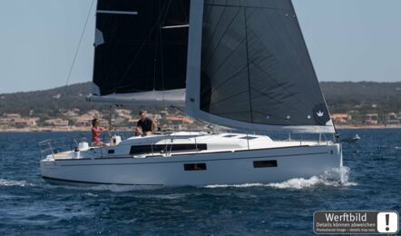 Steuerbord Aussenaufnahme einer Oceanis 38.1 in Punat in Kroatien