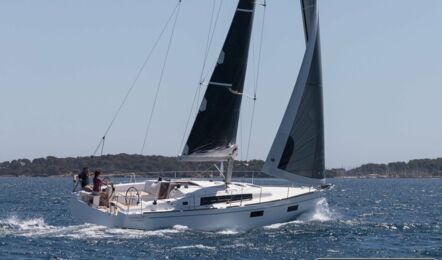 Steuerbord Aussenaufnahme einer Oceanis 38.1 in Rogoznica in Kroatien