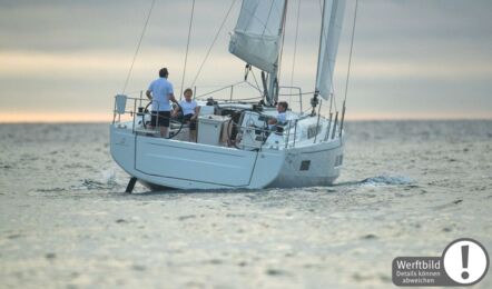 Heckansicht unter Segeln einer Oceanis 40.1 in Heiligenhafen