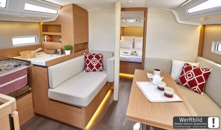 Salontisch Innenaufnahme einer Sun Odyssey 410 in Palma auf Mallorca