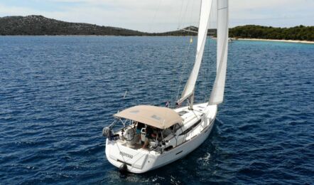 Steuerbord Heckaufnahme des Decks unter Segeln der Sun Odyssey 419 Espresso in Rogoznica in Kroatien