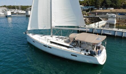 Backbord Aufnahme unter Segeln der Sun Odyssey 479 Vencel in Pula in Kroatien