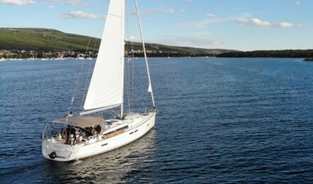 Heck Steuerbord Aussenaufnahme der Sun Odyssey 479 "Perla" in Punat in Kroatien