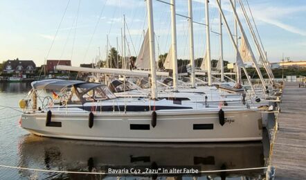 Steuerbord Aussenaufnahme der Bavaria C42 "Zazu" in alter Farbe in Heiligenhafen