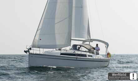 Backbordansicht unter Segel einer Bavaria cruiser 33 in Barth