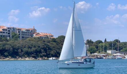 Backbord Aussenaufnahme der Bavaria Cruiser 37 "Bibi" in Pula in Kroatien